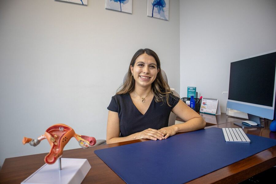 Dra. Mariana Flores en su consultorio