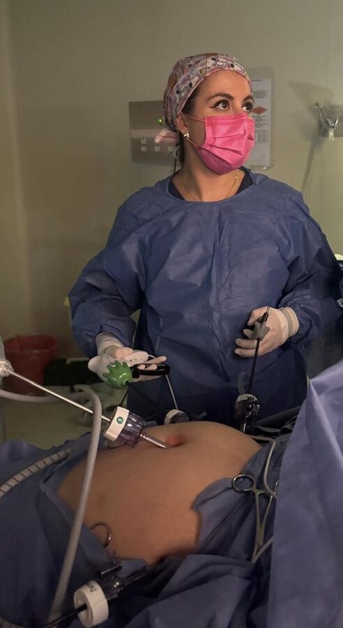Dra. Mariana Flores realizando una cirugía laparoscópica